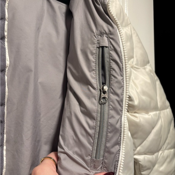 The North Face Women's 550 Puffer Jacket - Medium - Picture 6 of 9